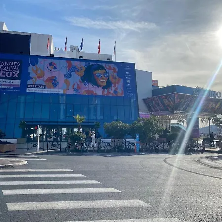 Palais Des Festivals Meublé