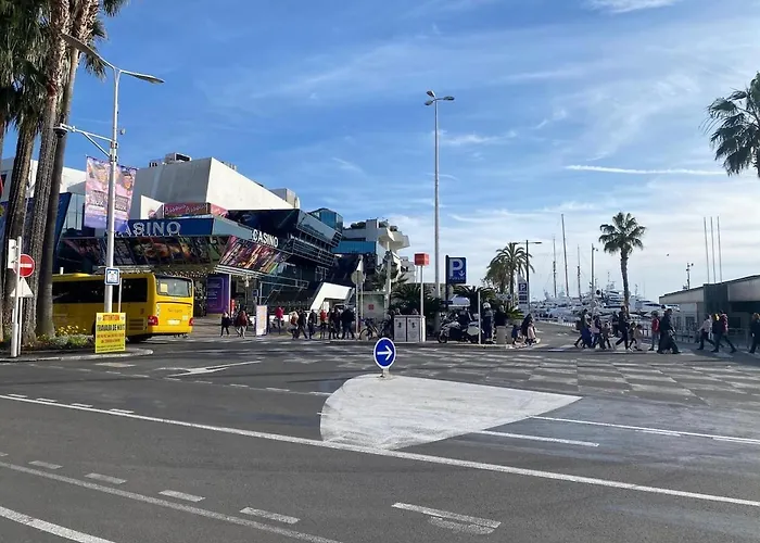 Palais Des Festivals Meuble * Cannes